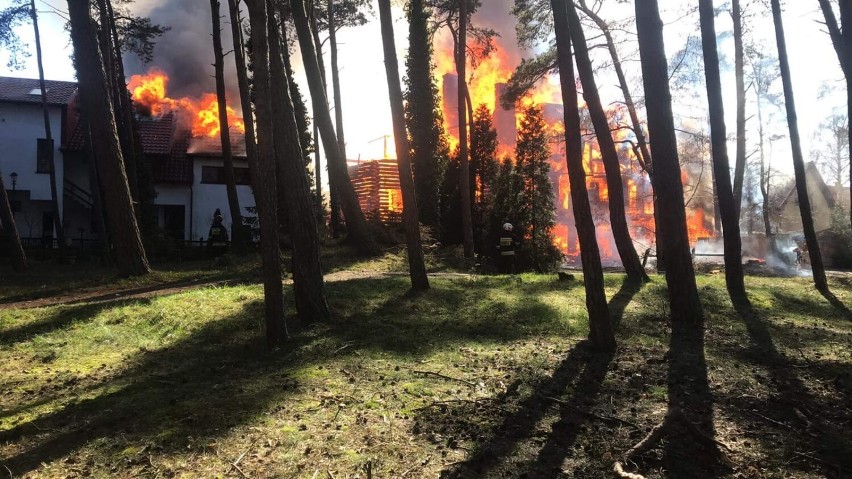 Ogromny pożar w Łebie. Płonie Łebska Chata. Ogień przeniósł się też na sąsiednie budynki