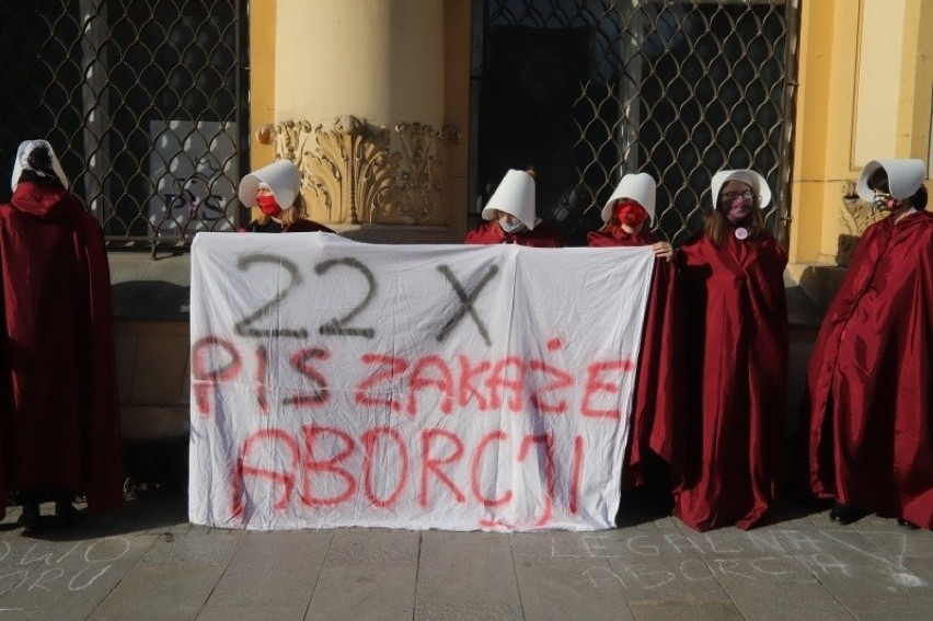 Kobiety protestują pod siedziba PiS w Łodzi. Chodzi o dzisiejszą rozprawę w Trybunale Konstytucyjnym i zakaz aborcji