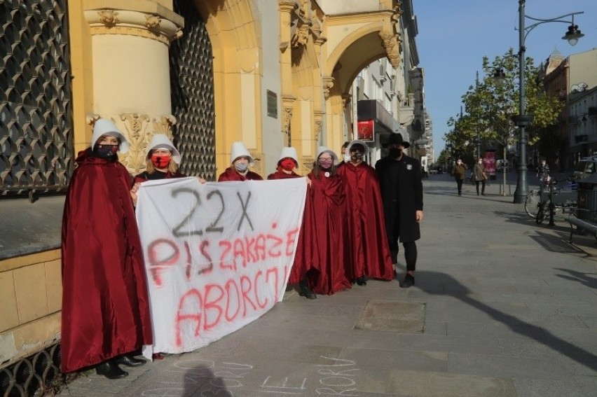 Kobiety protestują pod siedziba PiS w Łodzi. Chodzi o dzisiejszą rozprawę w Trybunale Konstytucyjnym i zakaz aborcji