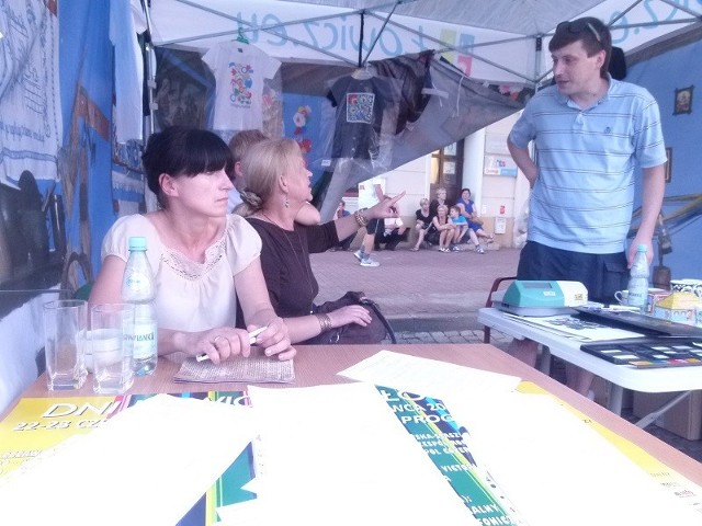 Zbieranie podpisów pod listami poparcia na Starym Rynku w Łowiczu