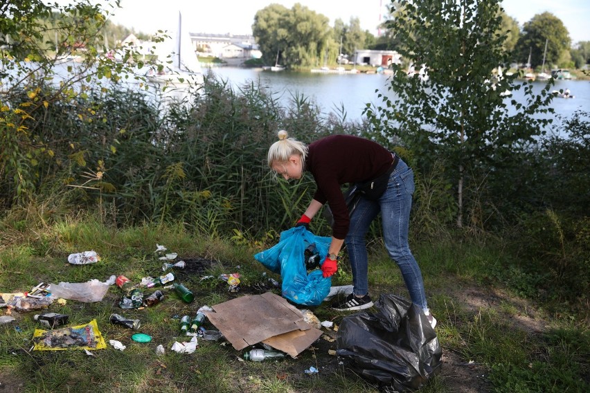 Trwa wielkie sprzątanie plaży nad Bagrami w ramach akcji "Książka za worek śmieci"