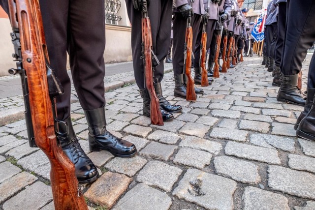 Na policjanta z Pleszewa skargi były już kilka lat temu. Wtedy mówiono, że mobbinguje podwładnych oraz molestuje policjantki. Tamta sprawa rozeszła się po kościach, zarzutów nie dostał. Teraz jest podejrzany w nowej sprawie.