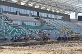 Trwa budowa stadionu Radomiaka Radom. Montaż krzesełek, oświetlenia i boiska. Zobacz aktualny postęp prac na budowie stadionu