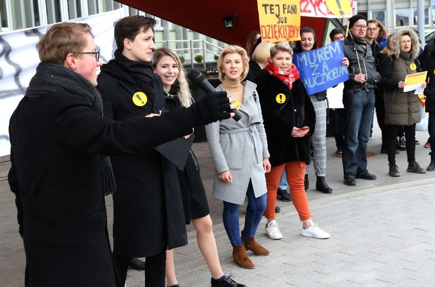 Kieleccy uczniowie murem za nauczycielami - w piątek protestowali przed kuratorium [ZDJĘCIA]