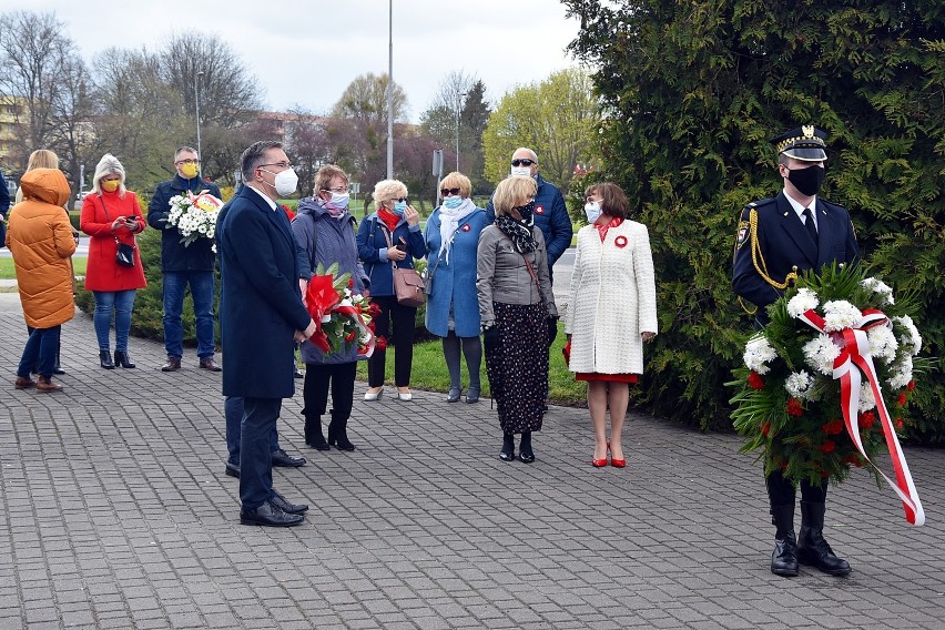 Piła. Delegacje złożyły kwiaty pod pomnikiem St. Staszica w 230. rocznicę uchwalenia Konstytucji 3 Maja. Zobaczcie zdjęcia