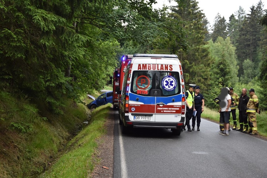 Auto wjechało do rowu na drodze z Boguszowa-Gorc w kierunku Unisławia Śląskiego