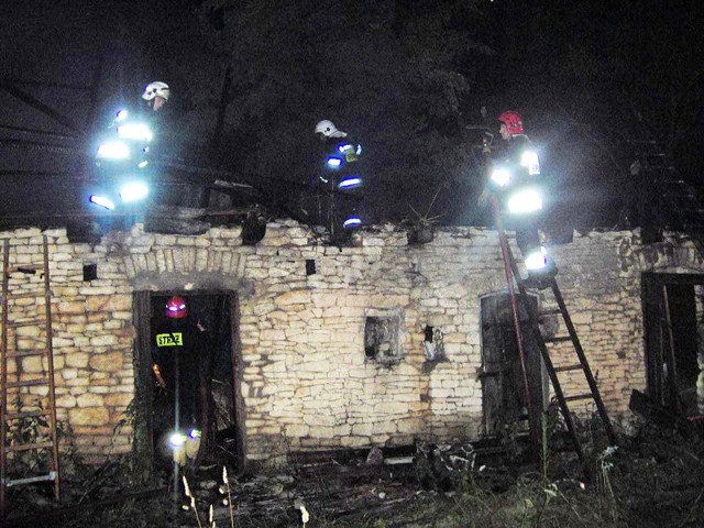 Dzisiaj w nocy kolscy strażacy gasili pożar zabudowań w Domaninie