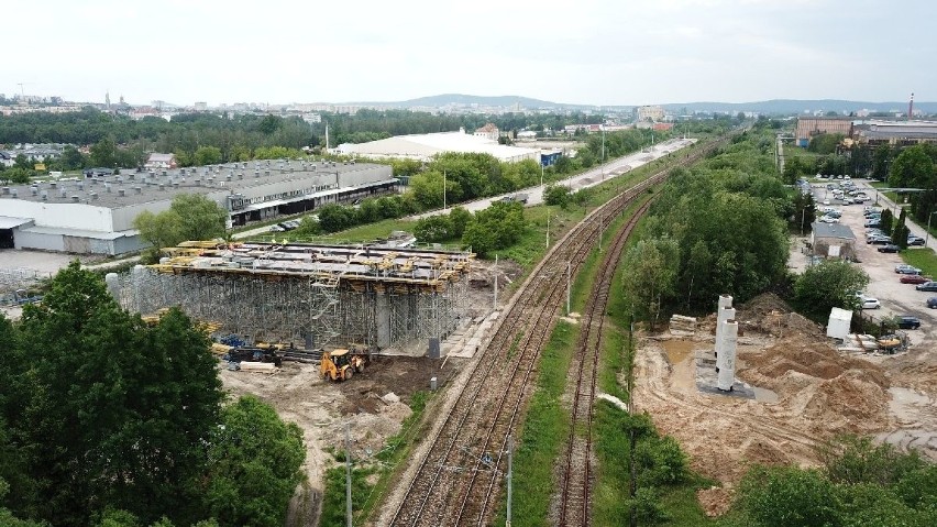Nowy gigantyczny wiadukt w Kielcach rośnie w oczach [WIDEO, zdjęcia z drona]