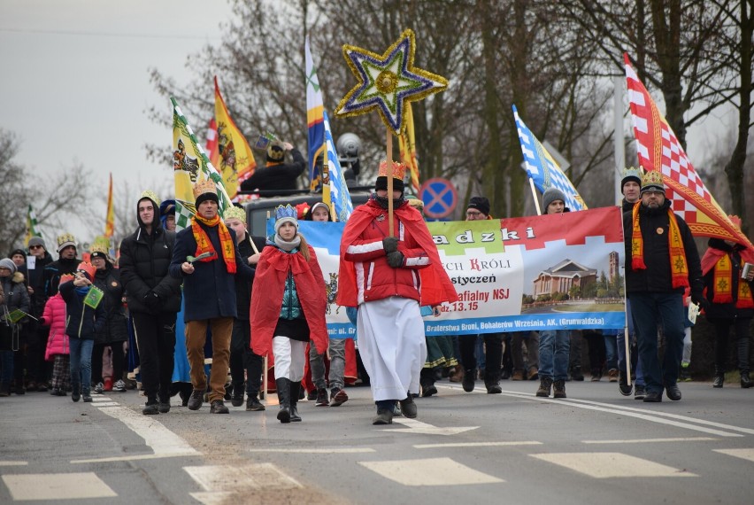 Radosny Orszak Trzech Króli w Sieradzu. W procesji szły...