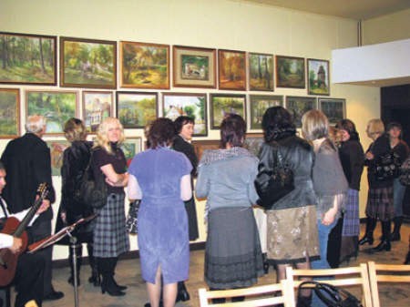 Na wernisaż wystawy malarstwa przyszło wielu mieszkańców Kłobucka