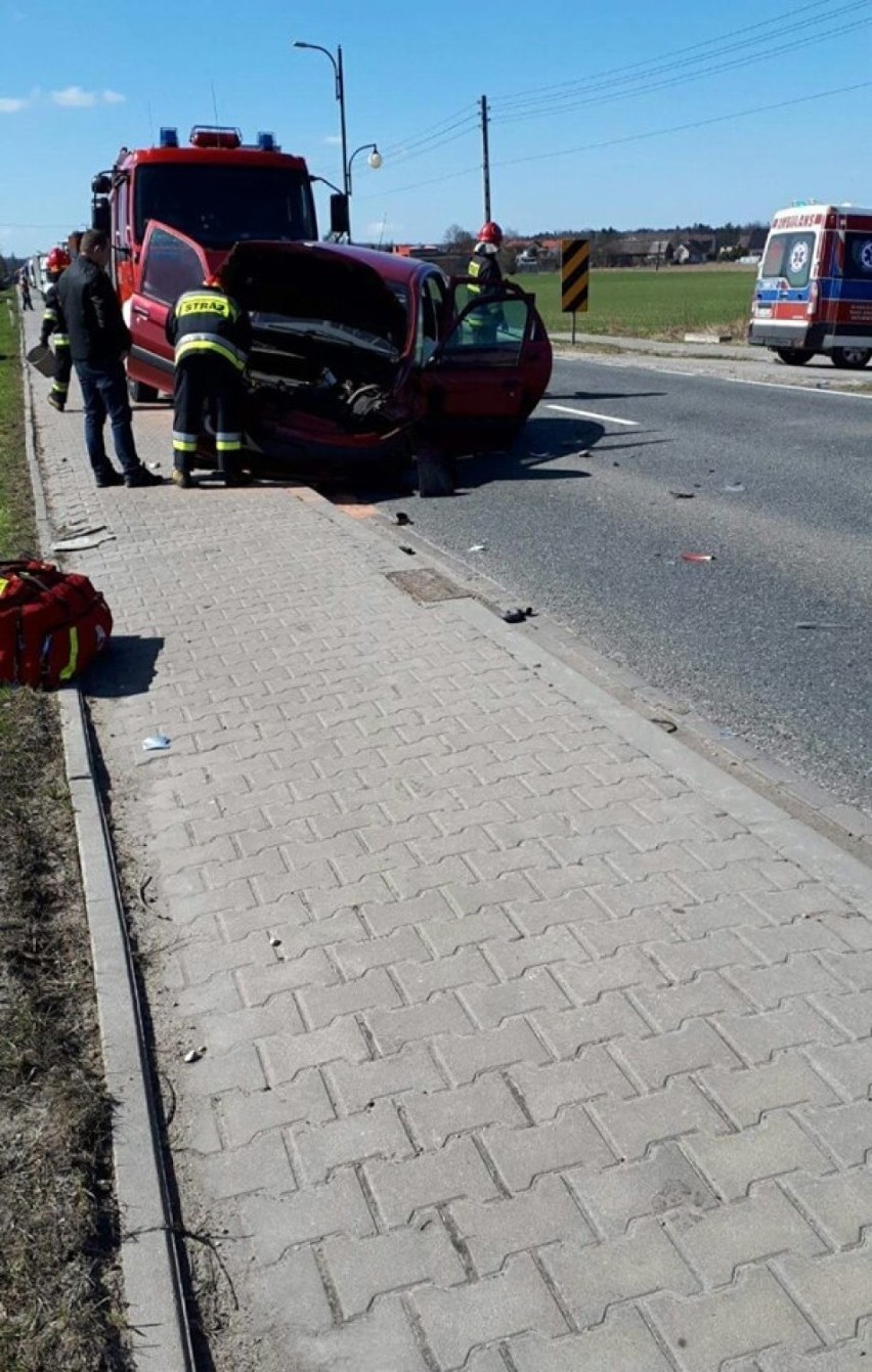 Wypadek w Kochanowicach. Ford mondeo wylądował w rowie [ZDJĘCIA]