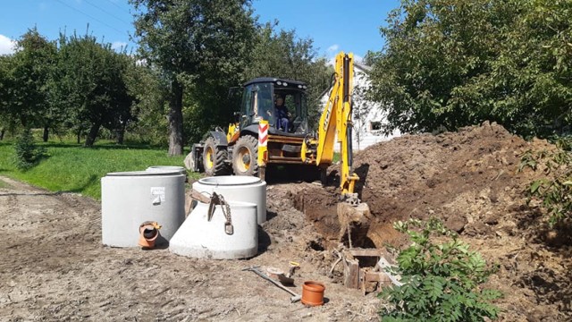 W Kosienicach w gminie Żurawica. Budowana jest sieć kanalizacyjna, chodnik, a wkrótce montowane będzie nowoczesne oświetlenie.