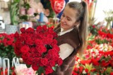 Walentynkowe kompozycje kwiatowe dostępne w wieluńskich kwiaciarniach