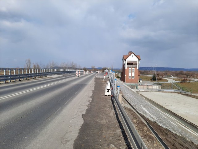 Zarząd Dróg Wojewódzkich w Krakowie planuje, że na miejscu starego mostu w Jankowicach (gm. Babice) stanie nowa konstrukcja