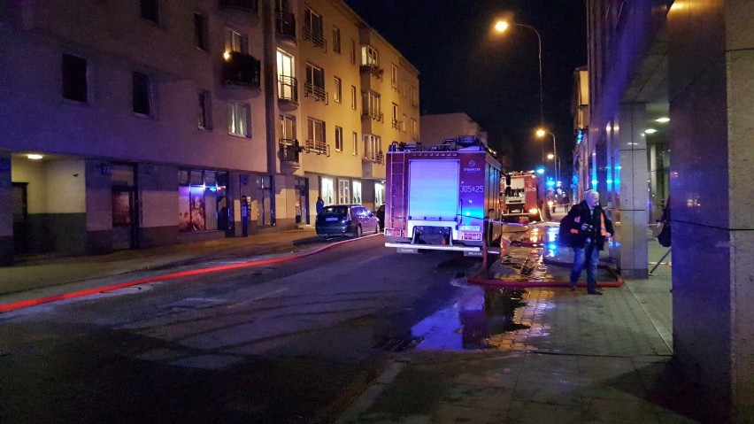 Pożar przy ul. Nawrot w Łodzi. Osiem zastępów straży pożarnej w akcji [ZDJĘCIA]