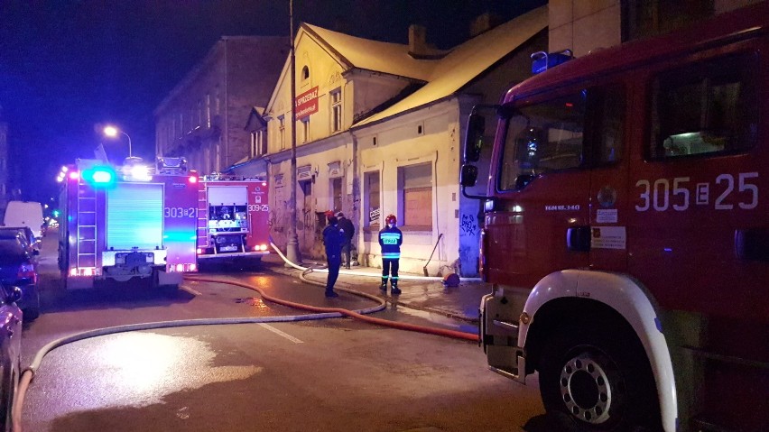 Pożar przy ul. Nawrot w Łodzi. Osiem zastępów straży pożarnej w akcji [ZDJĘCIA]