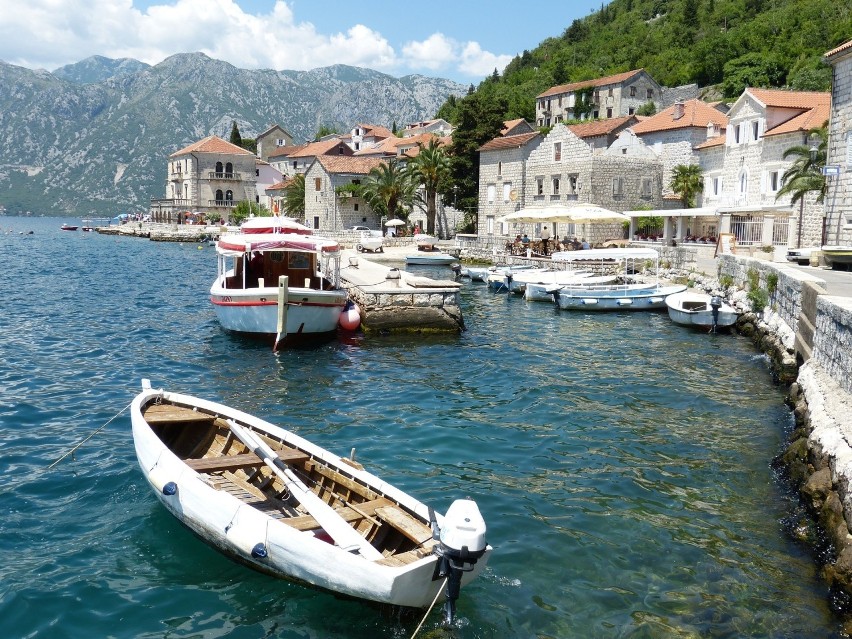 Sveti Stefan to oaza luksusu zatopiona w turkusie morza. Czarnogóra kusi również bajkowymi krajobrazami, barwną historią i świetną kuchnią