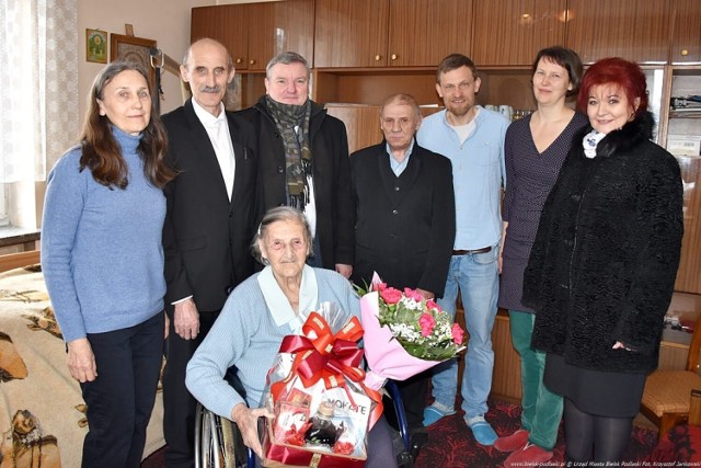 Burmistrz Jarosław Borowski złożył jubilatce życzenia urodzinowe. Stulatka z Bielska Podlaskiego świętowała w gronie rodziny