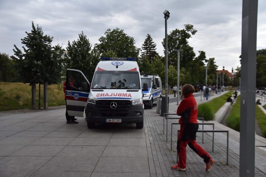 Akcja służb ratowniczych nad Odrą w centrum Wrocławia. Co tam się dzieje? [ZDJĘCIA]