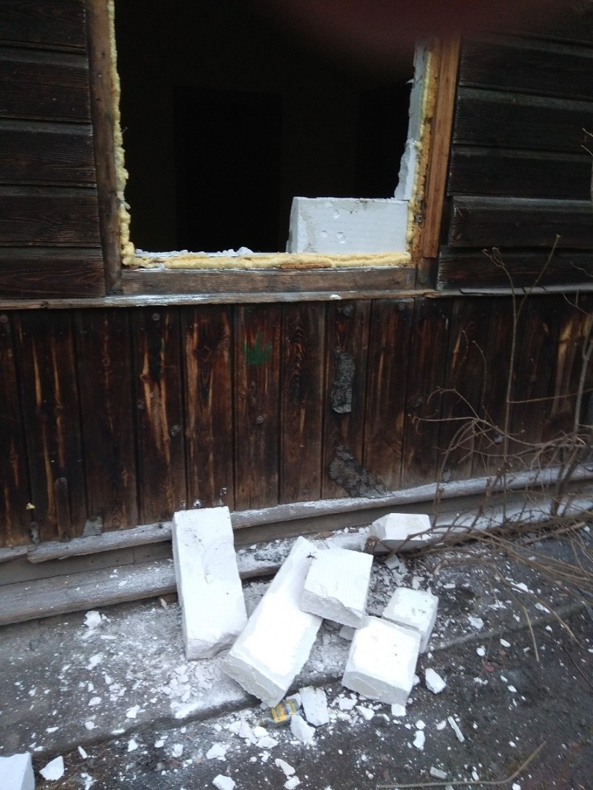 Mężczyzna wybił okno młotkiem w budynku przy ulicy Prostej w Kielcach. Złapała go straż miejska (ZDJĘCIA)