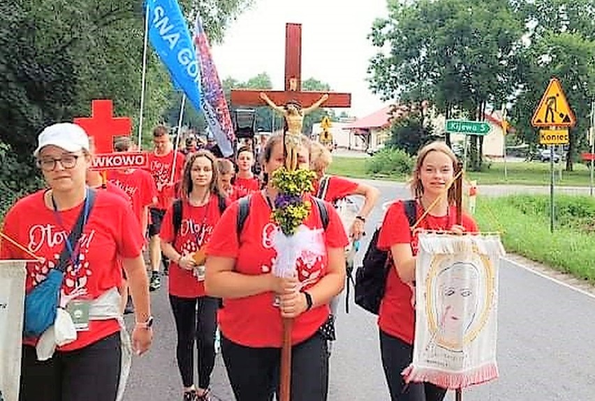 Do Częstochowy zmierzają pielgrzymi z Gniewkowa,...