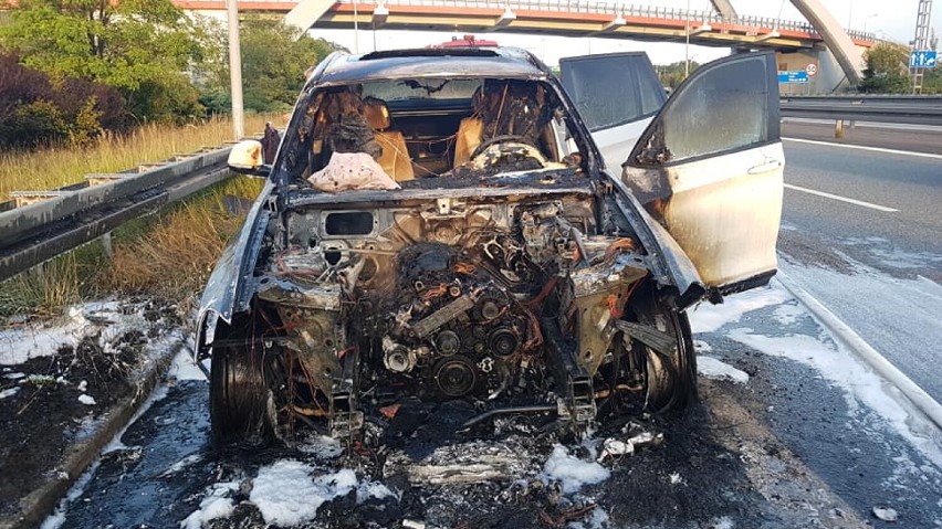 Pożar samochodu BMW przy Trzech Stawach w Katowicach - ZDJĘCIA. Na A4 doszczętnie spłonęła osobówka