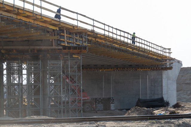 Na jednym z czterech wiaduktów drogowych budowanych na terenach Portu Gdańsk zawisła w czwartek 4.04.2019 symboliczna „wiecha”
