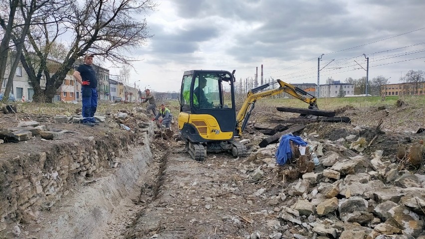 W Będzinie z rampy kolejowej przy ul. Sieleckiej wydobywane...