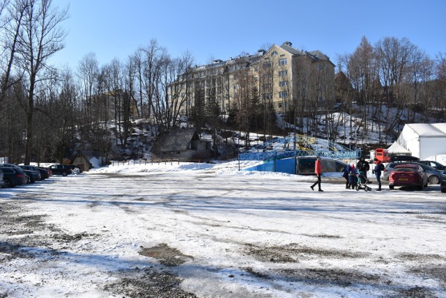 Plac pod Gubał&oacute;wką, a w tle szpital płucny &quot;Odrodzenie&quot;