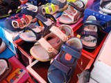 Buty damskie, męskie, dziecięce, klapki i sandały kupisz na giełdzie samochodowej na Załężu. Wszystko w atrakcyjnych cenach