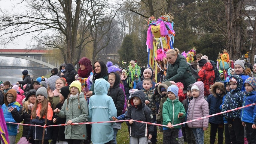 Dzieci z przedszkoli i szkół w Oświęcimiu powitały radośnie...