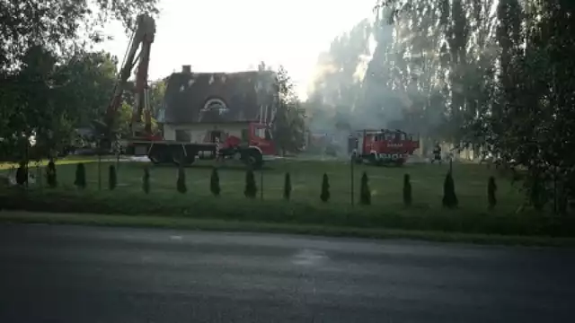 Pożar domu w Topólce w powiecie radziejowskim. W akcji aż 11 zastępów straży pożarnej, w tym jeden z Włocławka.