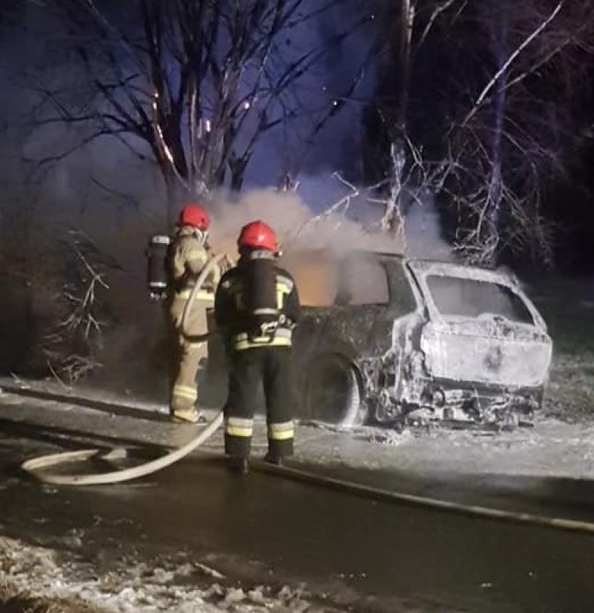 Wieczorny wypadek w Lubowidzy. Auto wypadło z drogi i stanęło w płomieniach