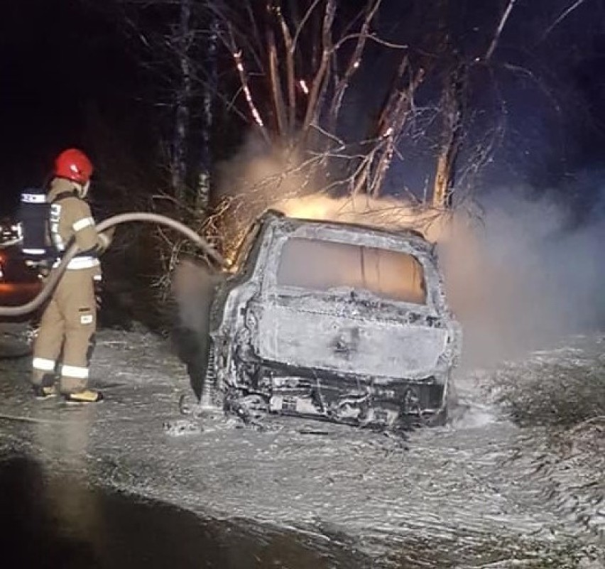 Wieczorny wypadek w Lubowidzy. Auto wypadło z drogi i stanęło w płomieniach