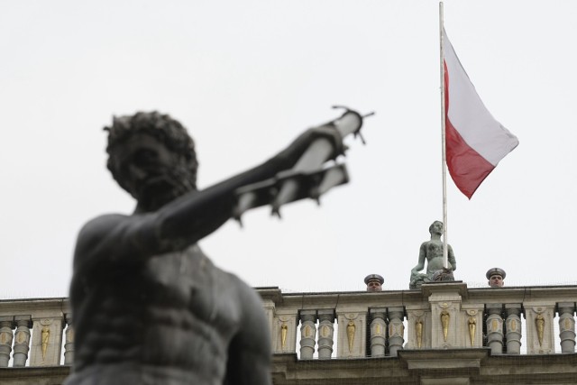 W południe zostanie wciągnięta na masz flaga państwowa na Długim Targu.