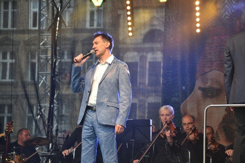 Janusz Szrom śpiewa o "Wakacjach z Blondynką"
