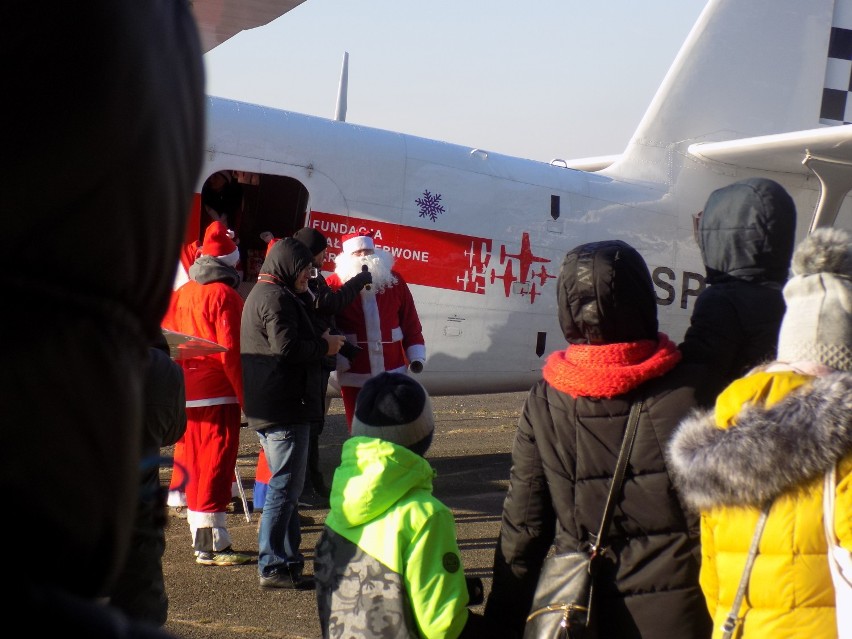 Święty Mikołaj przyleciał samolotem pełnym prezentów na lotnisko w Krośnie [ZDJĘCIA]