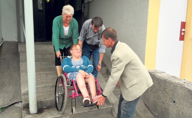 Potrzeba kilku dorosłych osób, by Ewelina Łyś mogła pokonać schody klatki w bloku, w którym mieszka