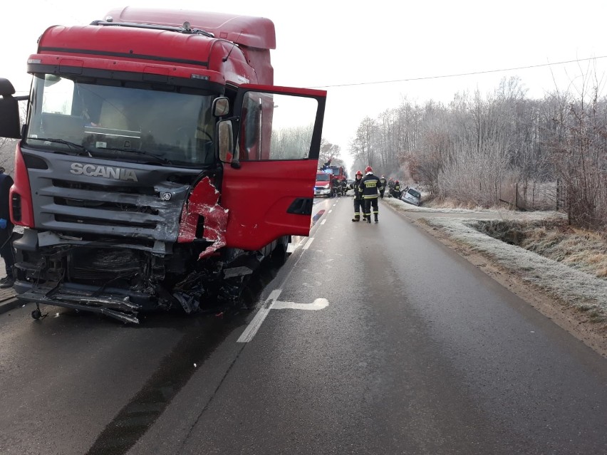 Wypadek śmiertelny w Suchoczasach. Auto osobowe zderzyło się z ciężarówką [zdjęcia]