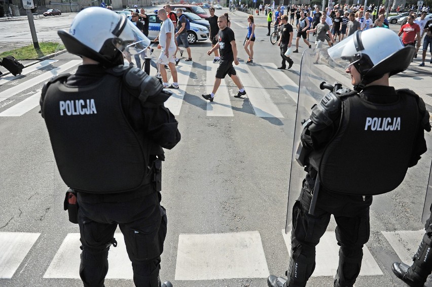 Manifestacja w Poznaniu: Polska Liga Obrony nie chce uchodźców. Była też kontrpikieta