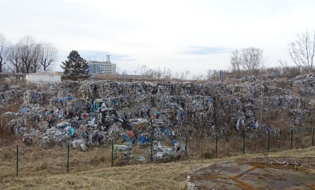 Góry śmieci wciąż zalegają na terenie firmy N-Recykling w Oświęcimiu. Czy po trzech latach znikną?