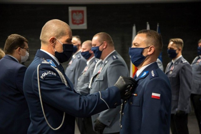 Uroczyste wręczenie medali i odznaczeń. Medal otrzymał m.in. Dawid Herbut z KPP Wadowice.