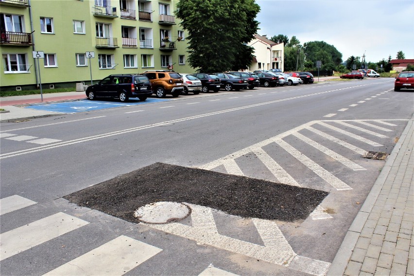 Wielka dziura (około pół metra szerokości) pojawiła się w...