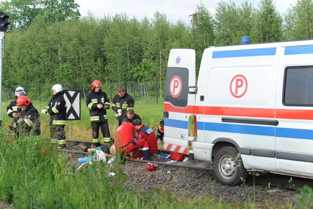 Ratownicy medyczni przez kilkadziesiąt minut reanimowali mężczyznę, Niestety, nie udało się.