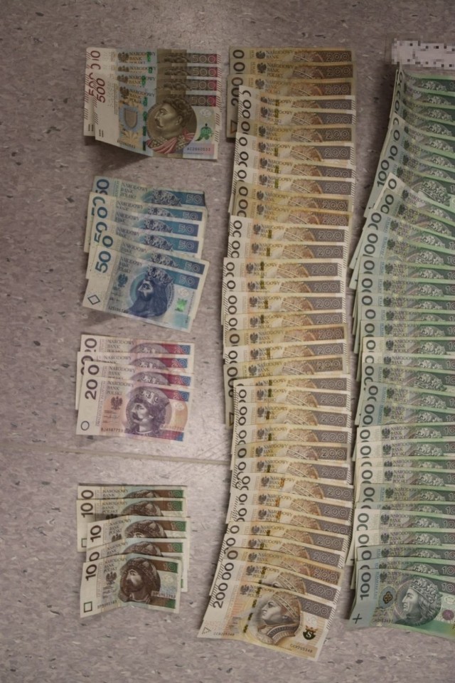 Policjanci przejęli pieniądze, które - jak podejrzewają - mogą pochodzić z handlu kradzionymi kosmetykami