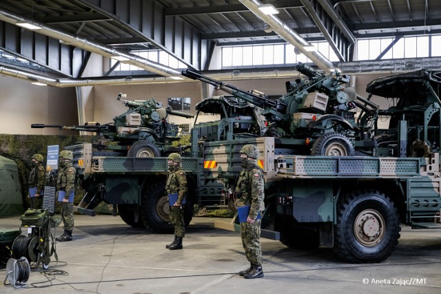 Do polskiej armii w ramach kontraktu "Pilica+" ma trafić w sumie 21 zestawów systemu rakietowo-artyleryjskich.