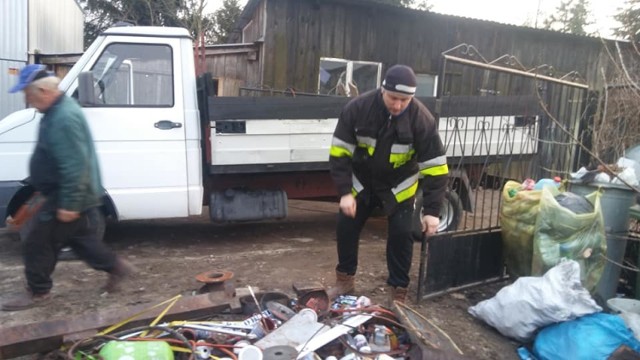 Druhowie z OSP Chrostkowa zbierają złom, by kupić używane auto do transportu łodzi.