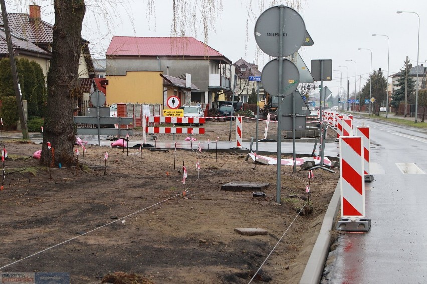 Tak przebiega budowa ścieżki rowerowej przy ulicy Ostrowskiej we Włocławku [zdjęcia]