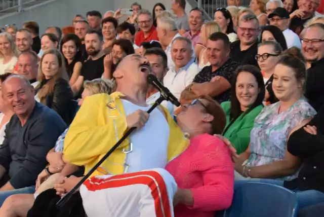 Na Kadzielni w Kielcach bawiły kabaretowe gwiazdy. Artyści schodzili ze sceny do publiczności. Okazało się, że na widowni nie brakuje fanów zespołu Queen i Freddiego Mercury'ego.