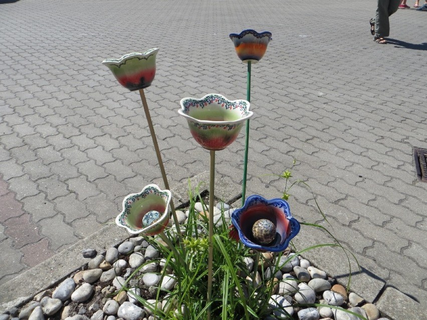 Ozdobne ceramiczne tulipany przygotowane przez wystawców